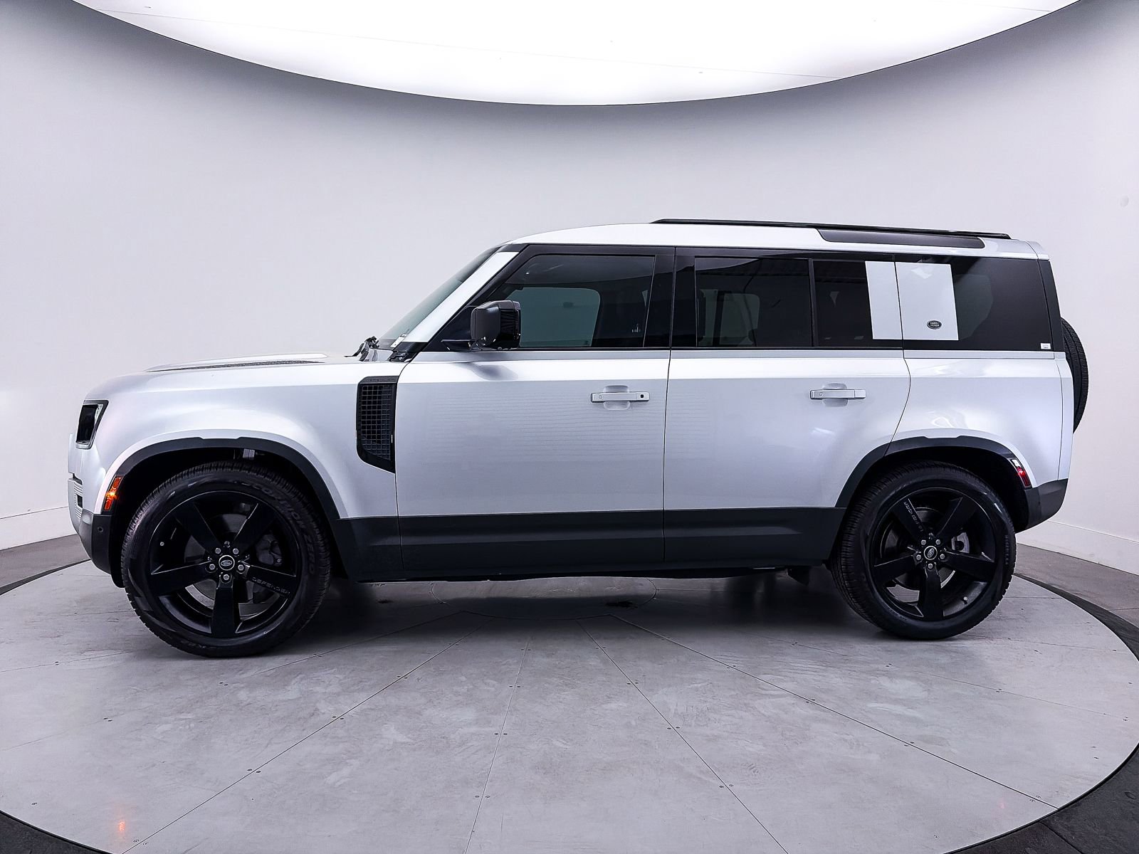 Used 2023 Land Rover Defender 110 SE AWD/4WD image 46