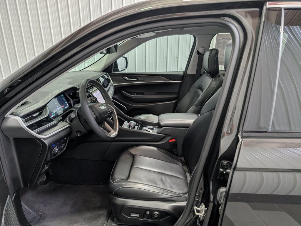 Used 2023 Jeep Grand Cherokee 4WD 4xe w/ Luxury Tech Group II image 16