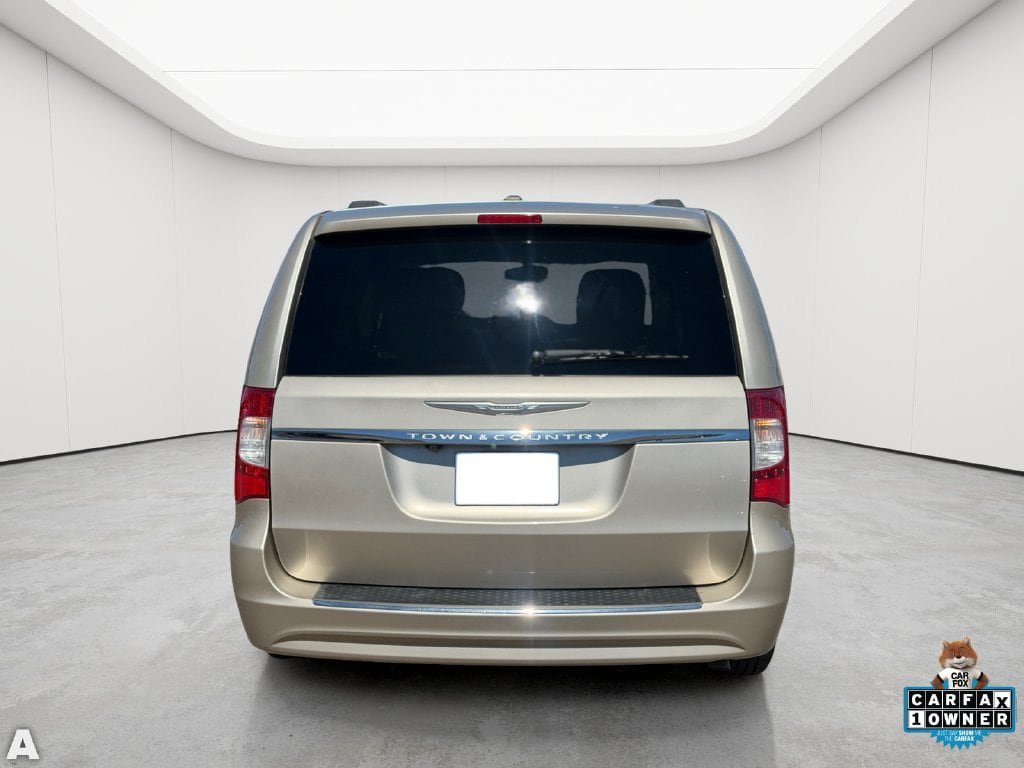 Used 2014 Chrysler Town & Country Touring FWD image 5