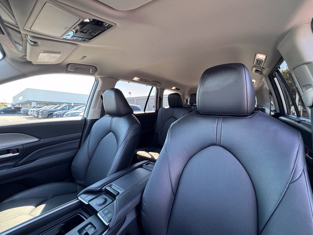 Used 2025 Toyota Grand Highlander FWD image 19