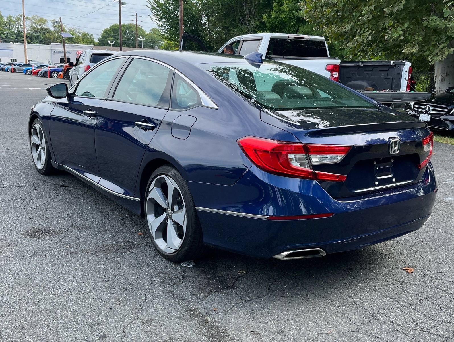 Used 2018 Honda Accord Touring video 2
