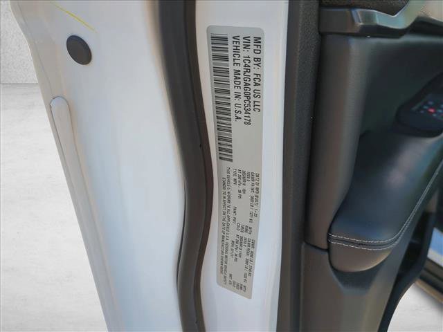 Used 2023 Jeep Grand Cherokee Laredo RWD image 26