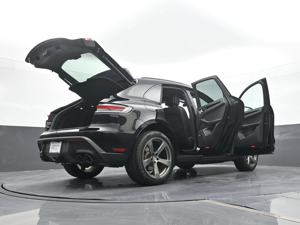 Certified 2025 Porsche Macan AWD/4WD image 27