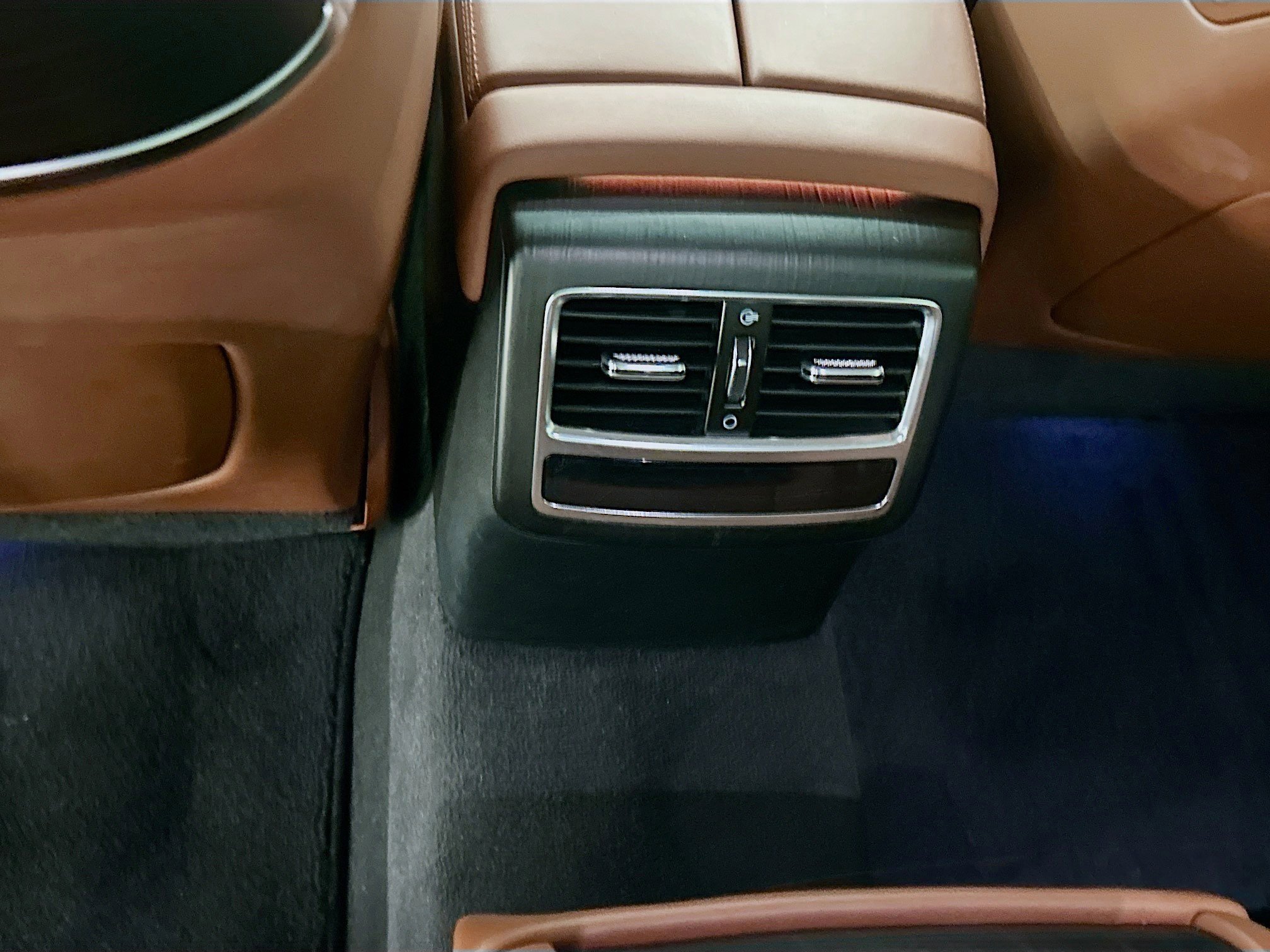 Used 2020 Kia K900 Luxury image 29