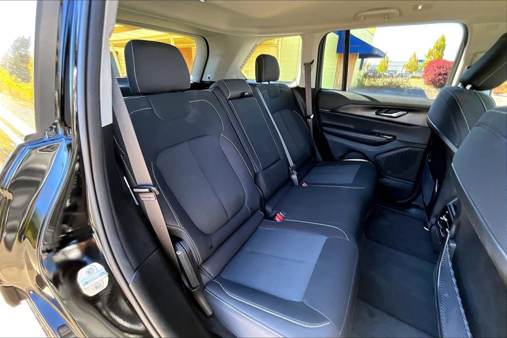 Used 2023 Jeep Grand Cherokee Laredo w/ Luxury Tech Group I AWD/4WD image 20
