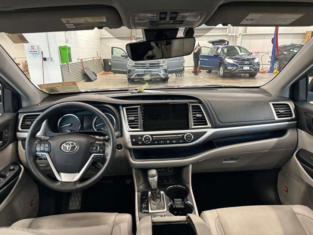 Used 2019 Toyota Highlander Limited Platinum w/ Carpet Mat Package (TMS) AWD/4WD image 11