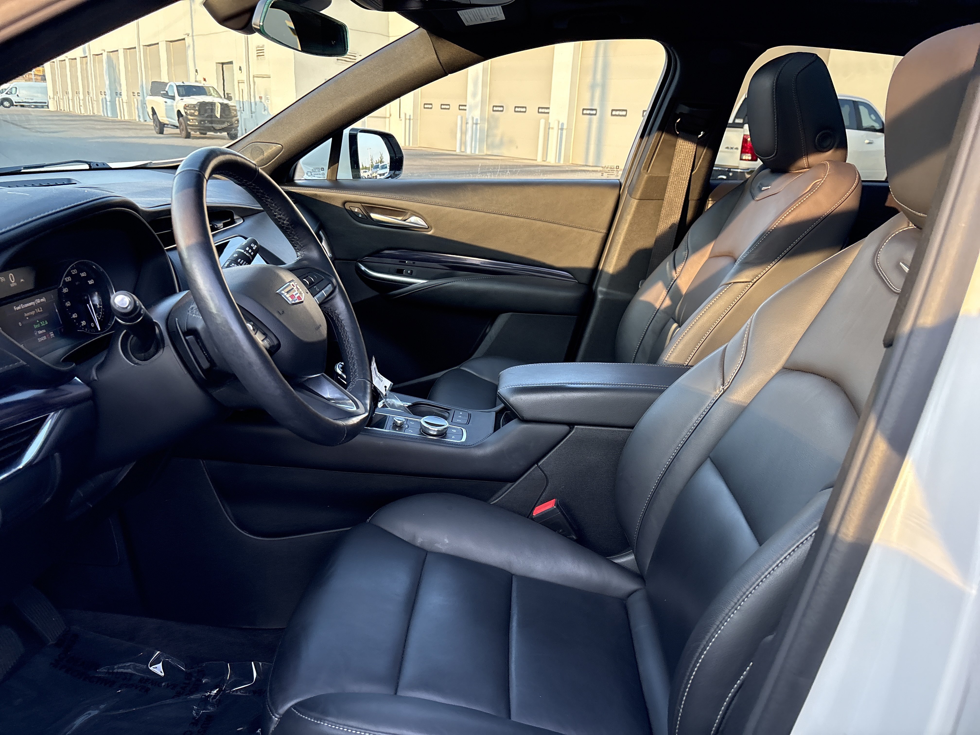 Used 2022 Cadillac XT4 Luxury w/ Cold Weather Package AWD/4WD image 18