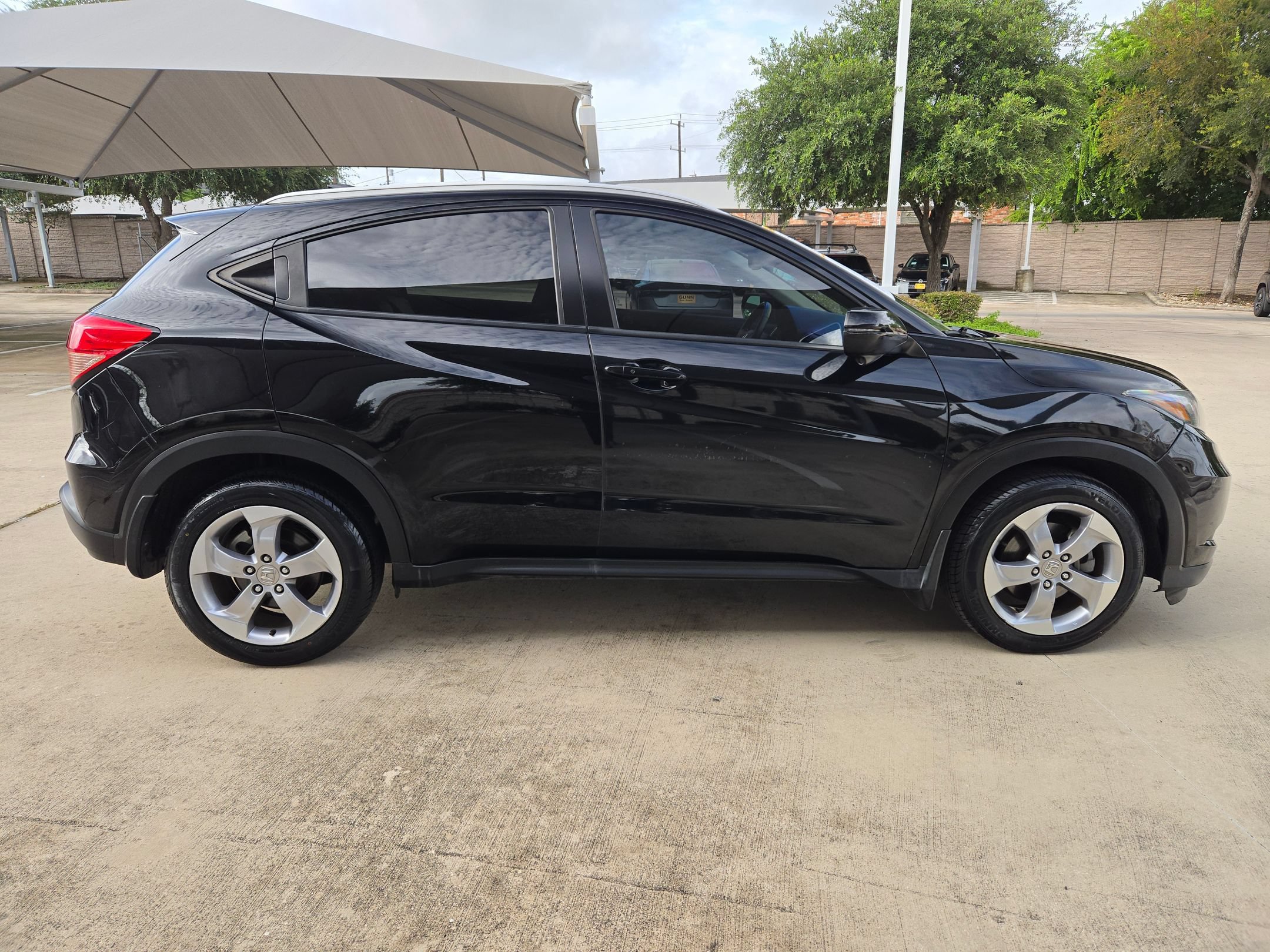 Used 2017 Honda HR-V EX-L image 2