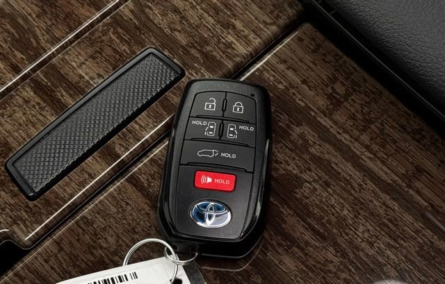 Used 2025 Toyota Sienna Limited image 42