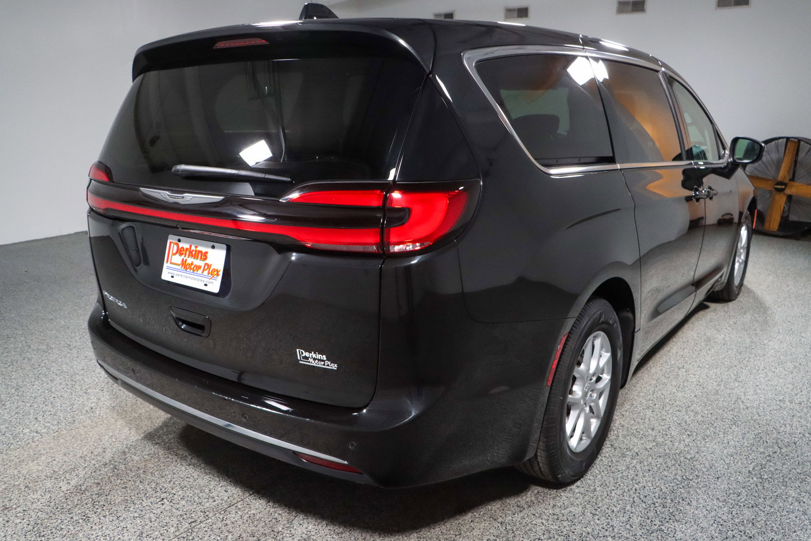 Used 2023 Chrysler Pacifica Touring-L FWD image 7