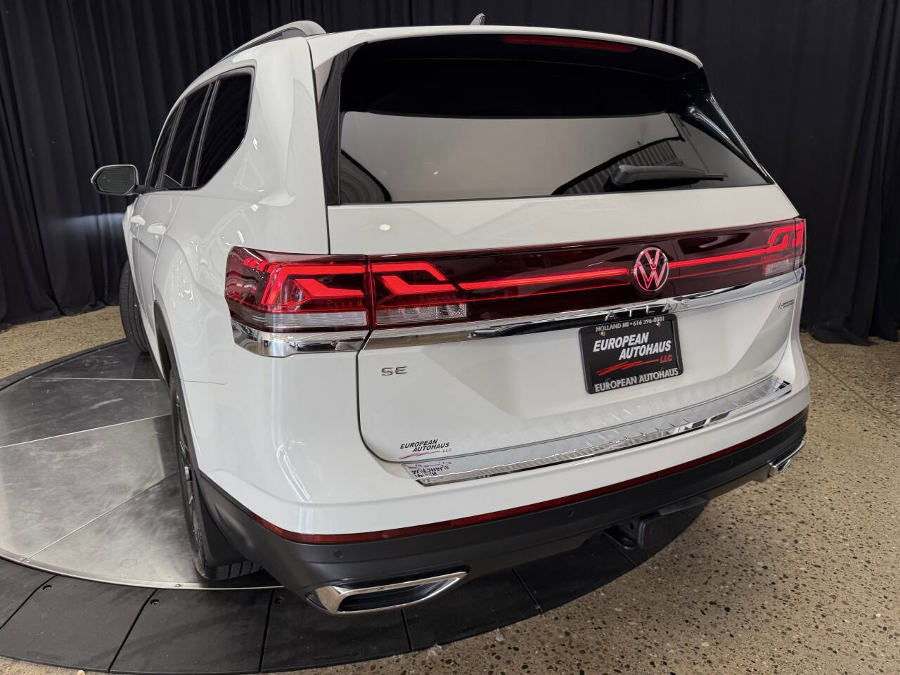 Used 2024 Volkswagen Atlas SE w/ Panoramic Sunroof Package image 6
