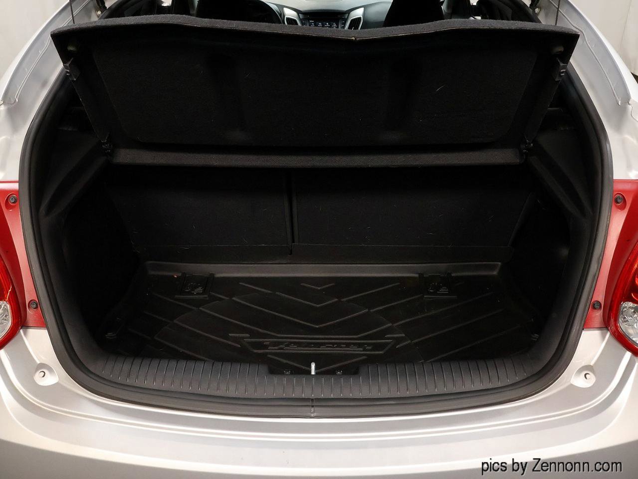Used 2016 Hyundai Veloster FWD image 27