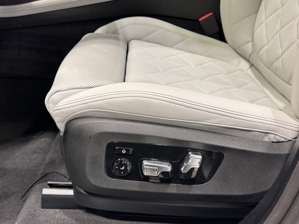 Used 2026 BMW X7 xDrive40i w/ M Sport Package AWD/4WD image 17