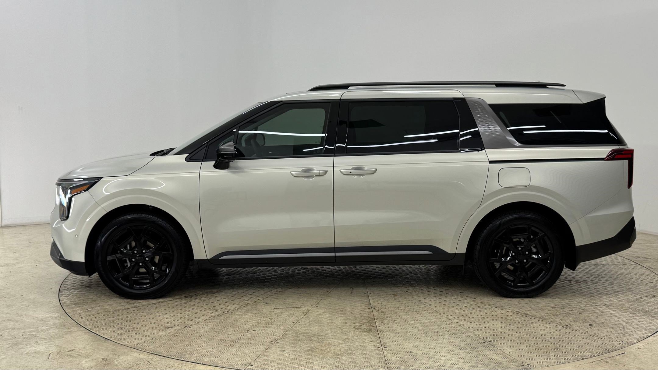 Used 2026 Kia Carnival SX Prestige image 2