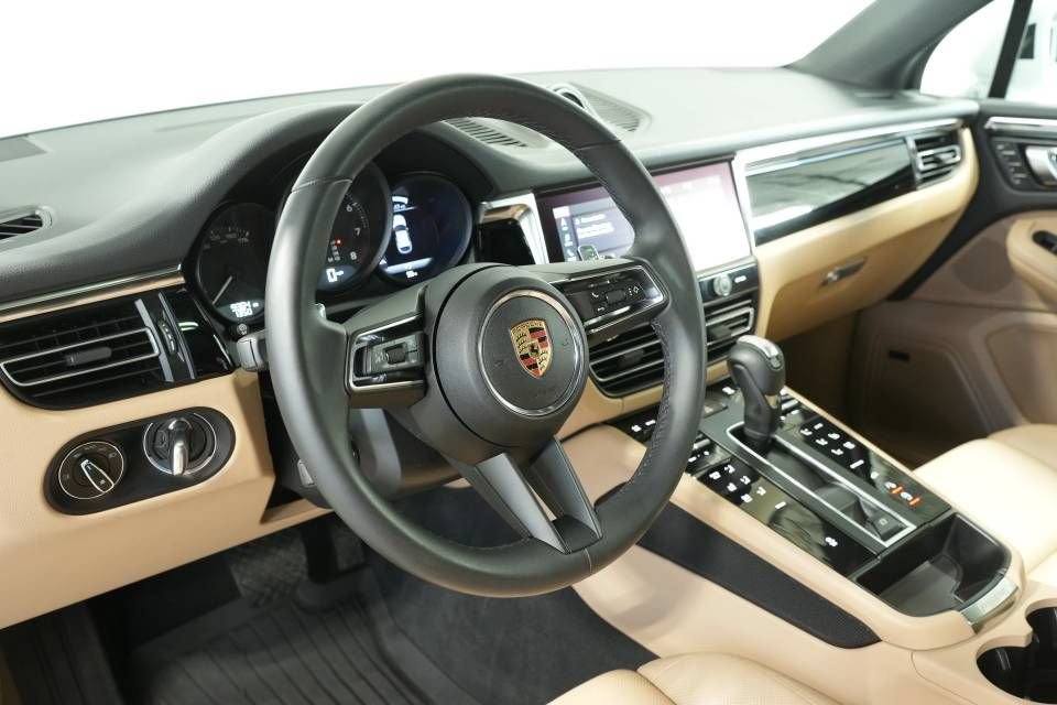 Certified 2025 Porsche Macan AWD/4WD image 4