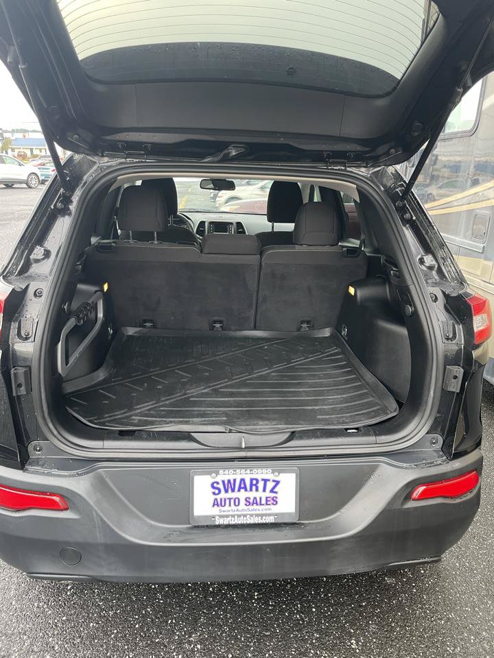 Used 2016 Jeep Cherokee Latitude AWD/4WD image 5