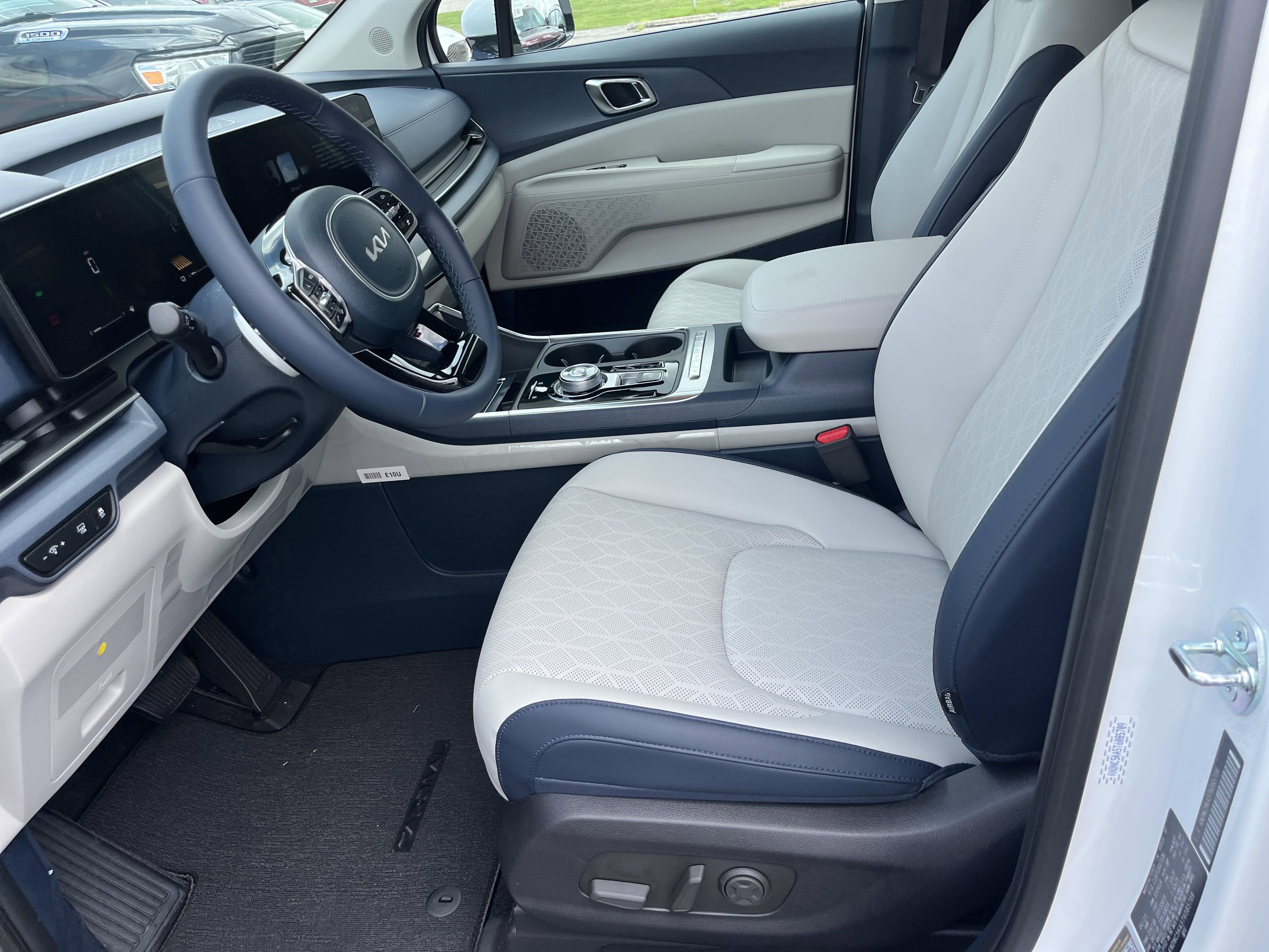 New 2026 Kia Carnival EX image 4