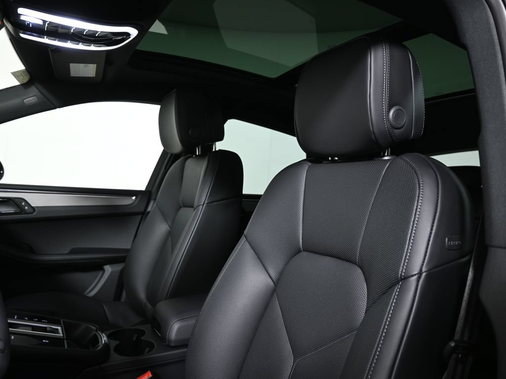 New 2026 Porsche Macan AWD/4WD image 15