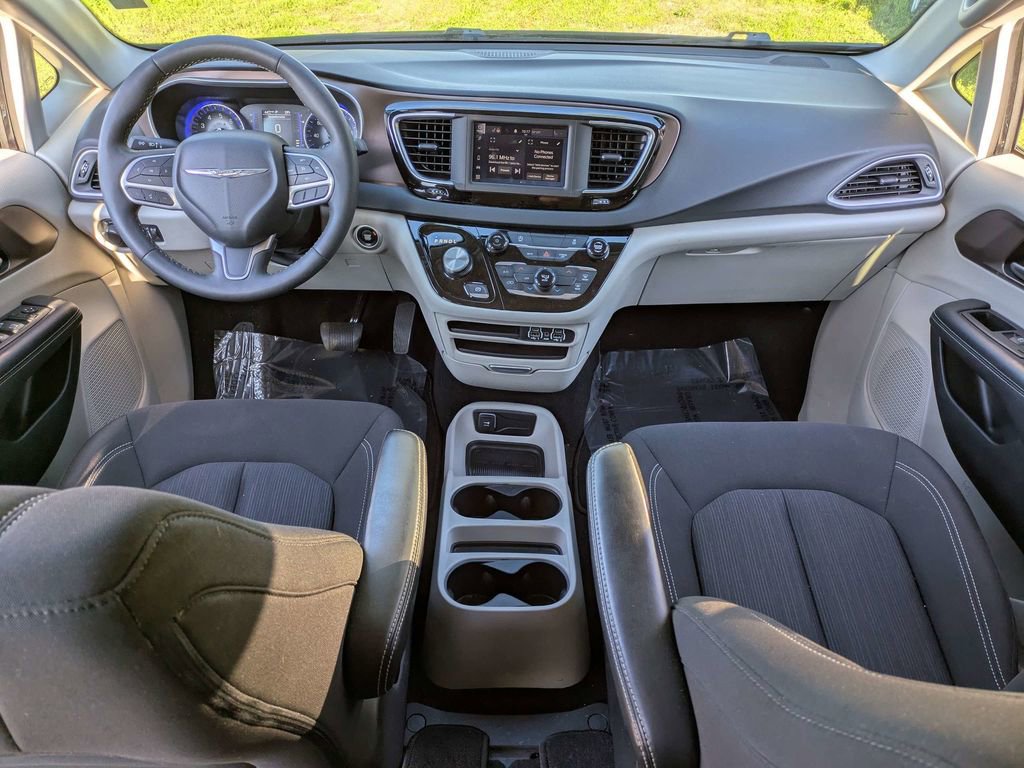 Used 2023 Chrysler Voyager LX image 18