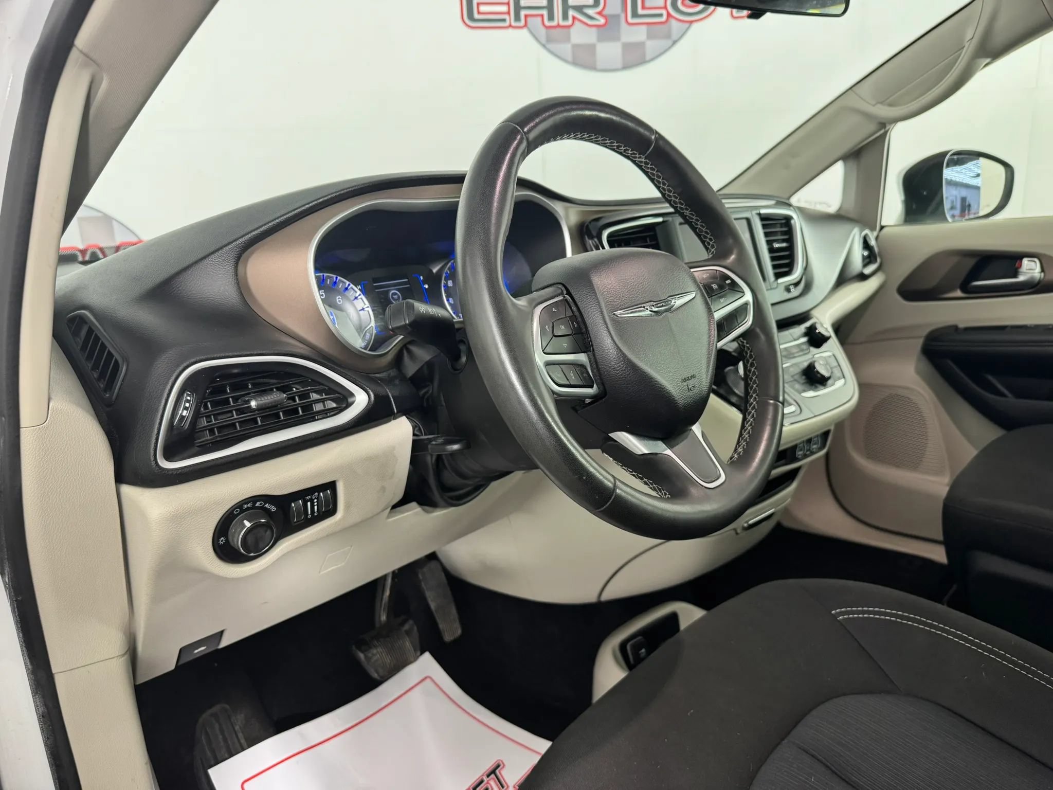 Used 2022 Chrysler Voyager LX FWD image 10