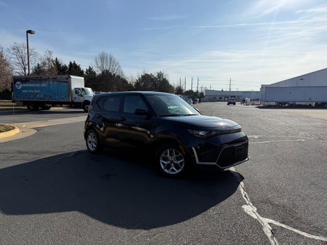 Used 2023 Kia Soul LX w/ LX Technology Package FWD image 2