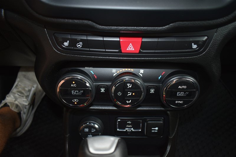Used 2017 Jeep Renegade Trailhawk AWD/4WD image 19