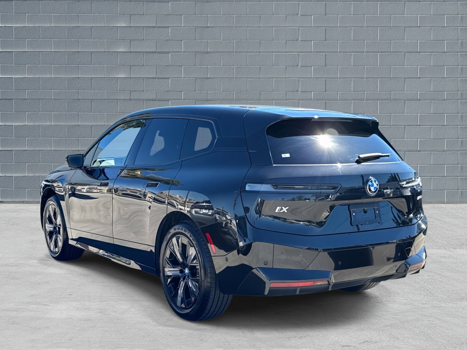 Used 2025 BMW iX xDrive50 w/ Premium Package image 3