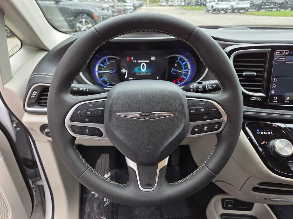 Used 2024 Chrysler Pacifica Select image 28