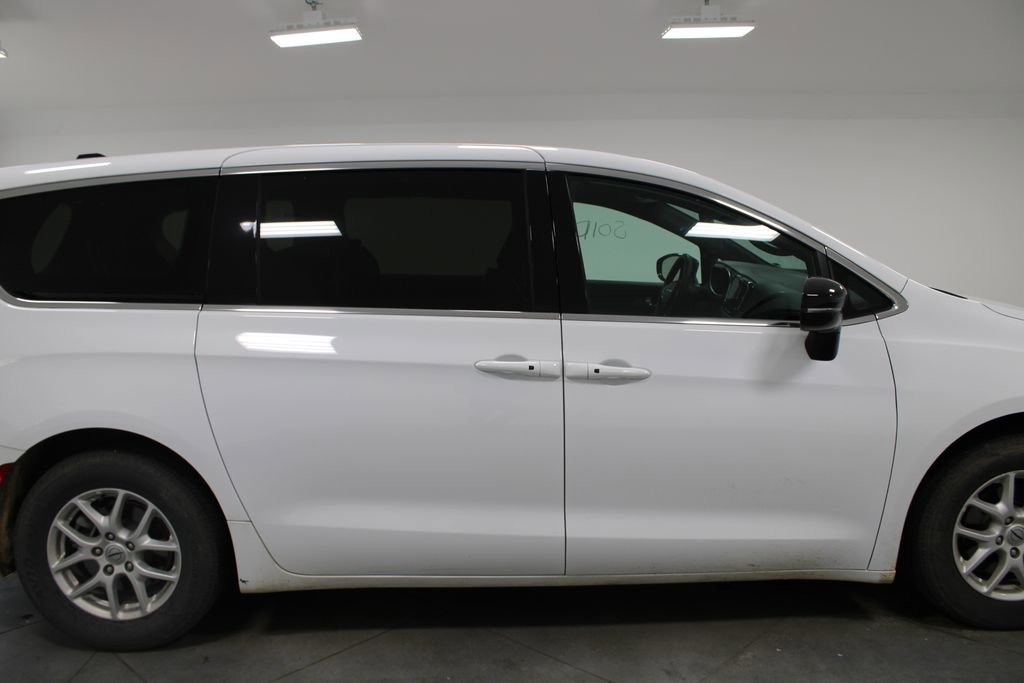 Used 2025 Chrysler Pacifica Select image 11