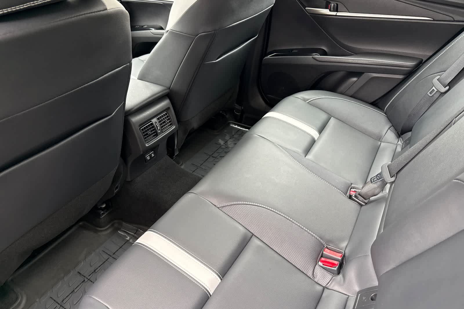 Used 2025 Toyota Camry SE AWD/4WD image 4