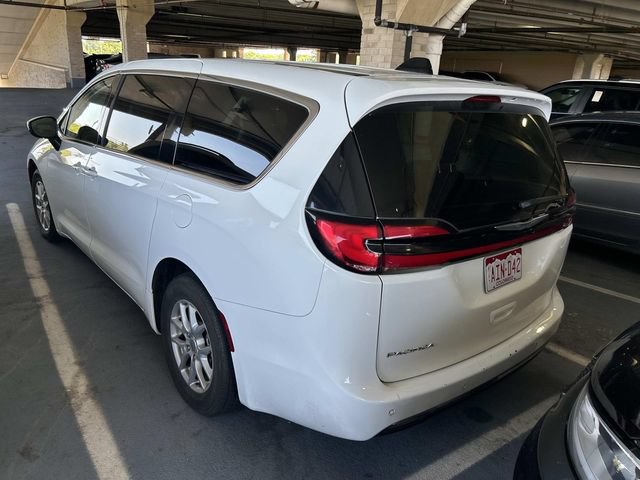 Used 2023 Chrysler Pacifica Touring-L FWD image 2