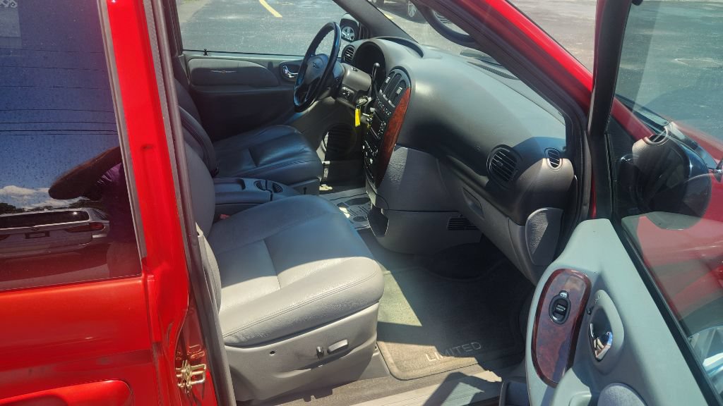 Used 2004 Chrysler Town & Country Limited FWD image 17