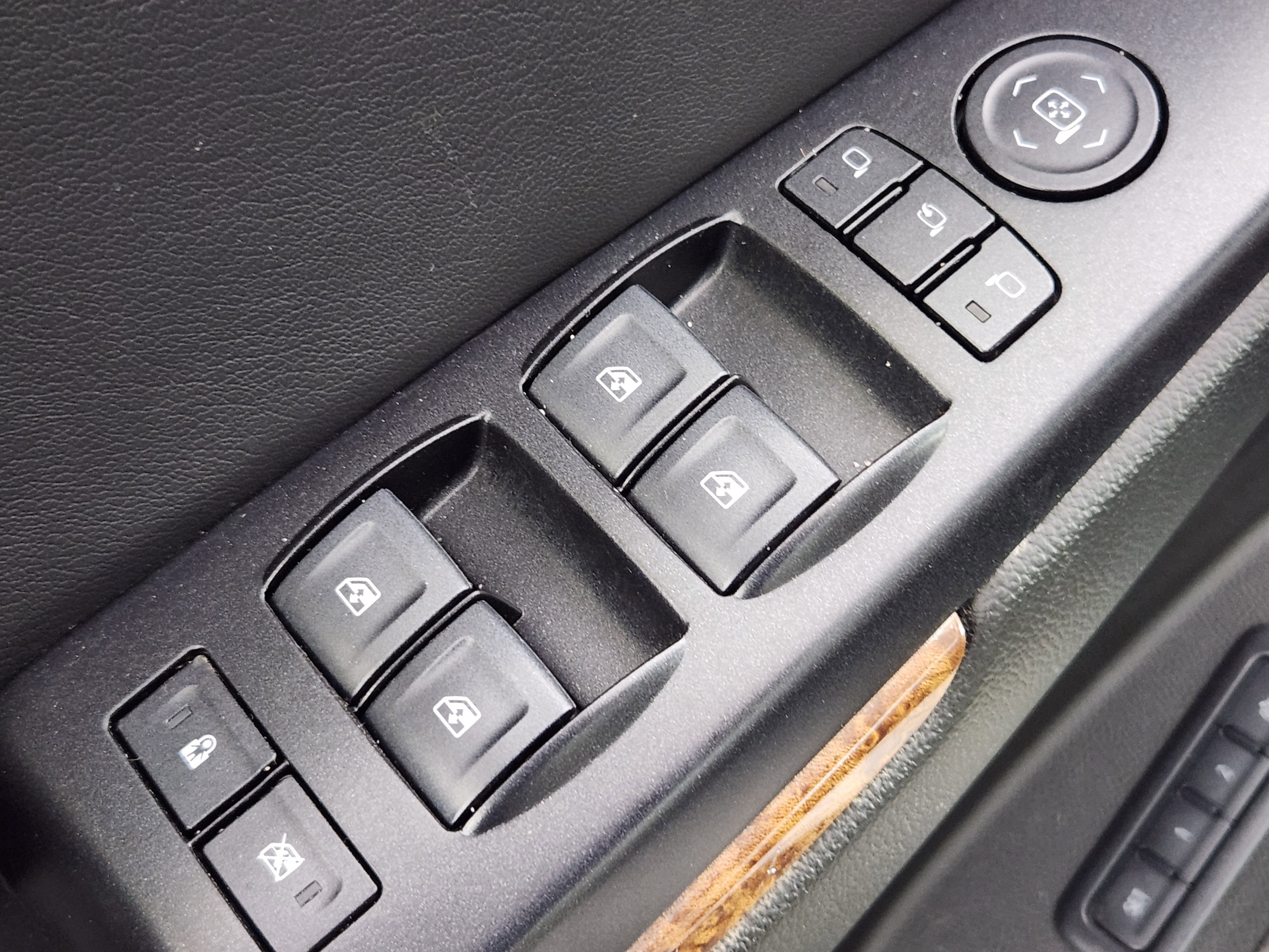 Used 2019 Chevrolet Suburban Premier w/ Premier Plus Edition image 18