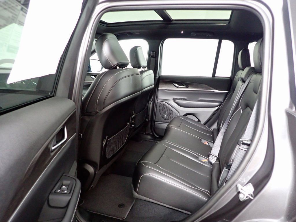 New 2025 Jeep Grand Cherokee Limited image 31