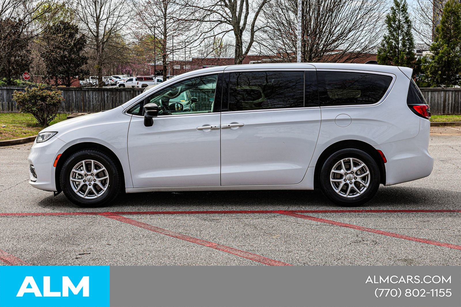 Used 2024 Chrysler Pacifica Touring-L FWD image 10