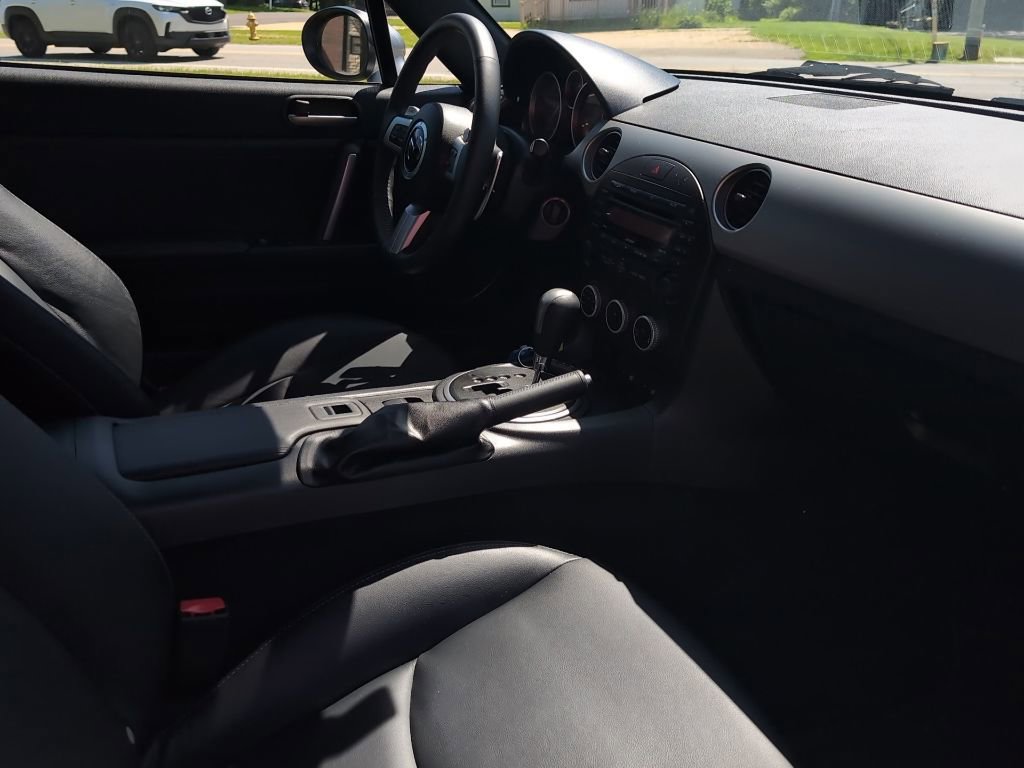 Used 2010 MAZDA MX-5 Miata Grand Touring w/ Premium Pkg RWD image 6