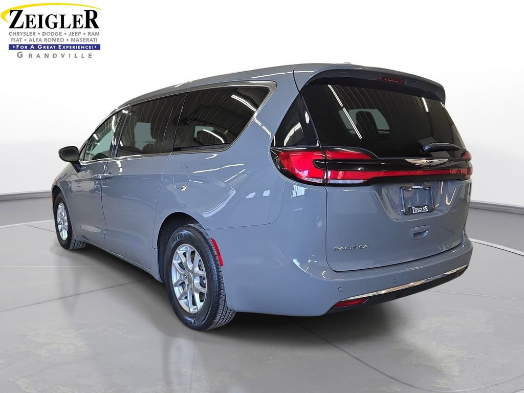 Certified 2023 Chrysler Pacifica Touring-L FWD image 7