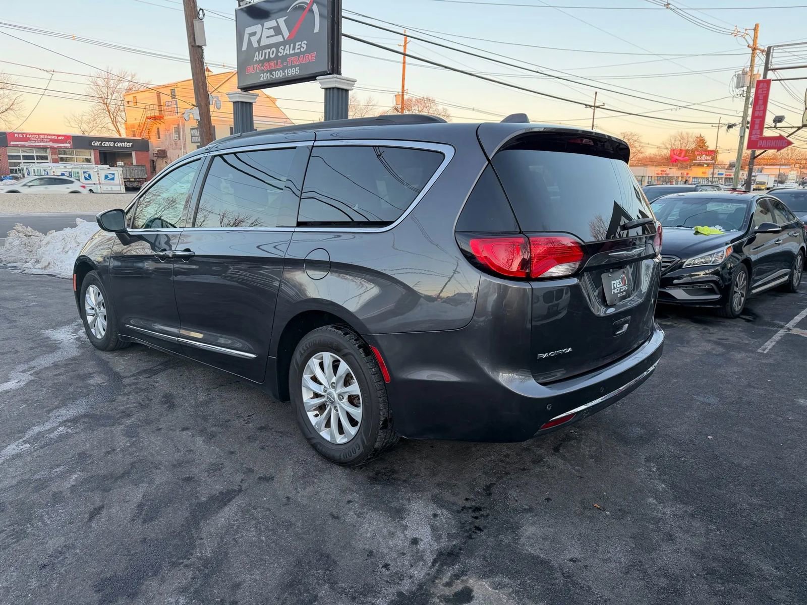Used 2017 Chrysler Pacifica Touring-L image 4