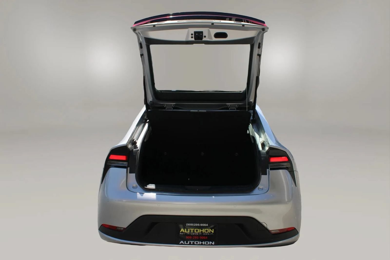 Used 2025 Toyota Prius LE FWD image 8