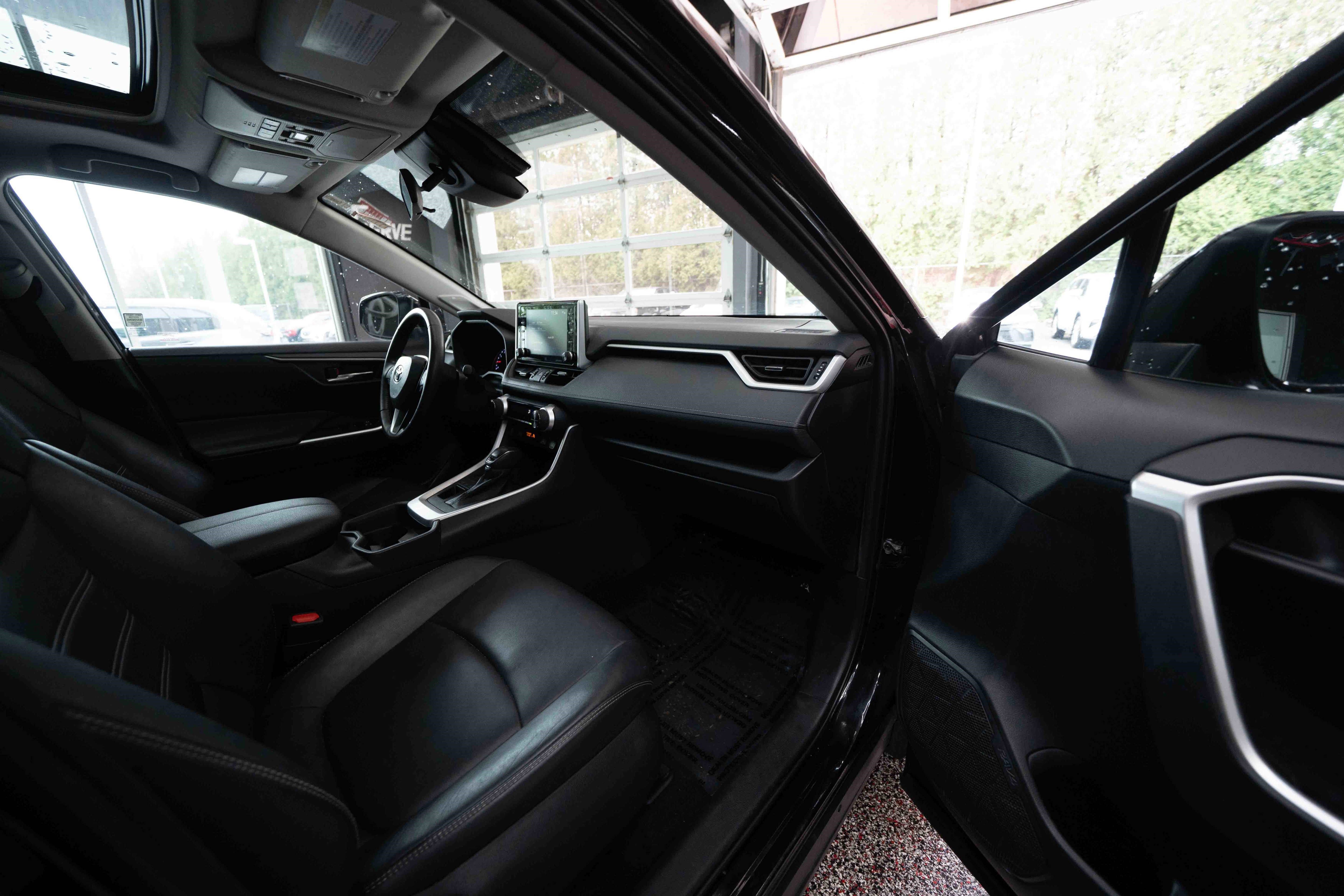 Used 2021 Toyota RAV4 XLE Premium image 26