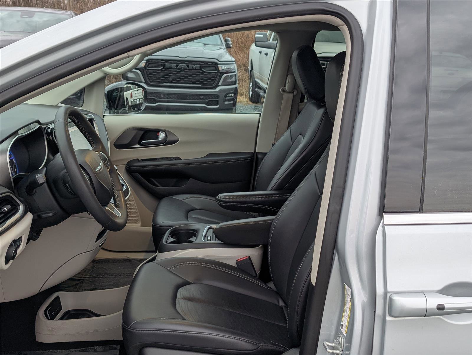 Used 2024 Chrysler Pacifica Touring-L image 14