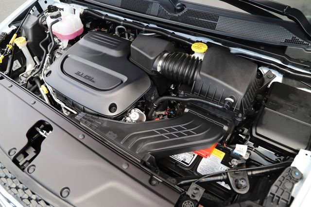 Used 2026 Chrysler Pacifica Select image 3