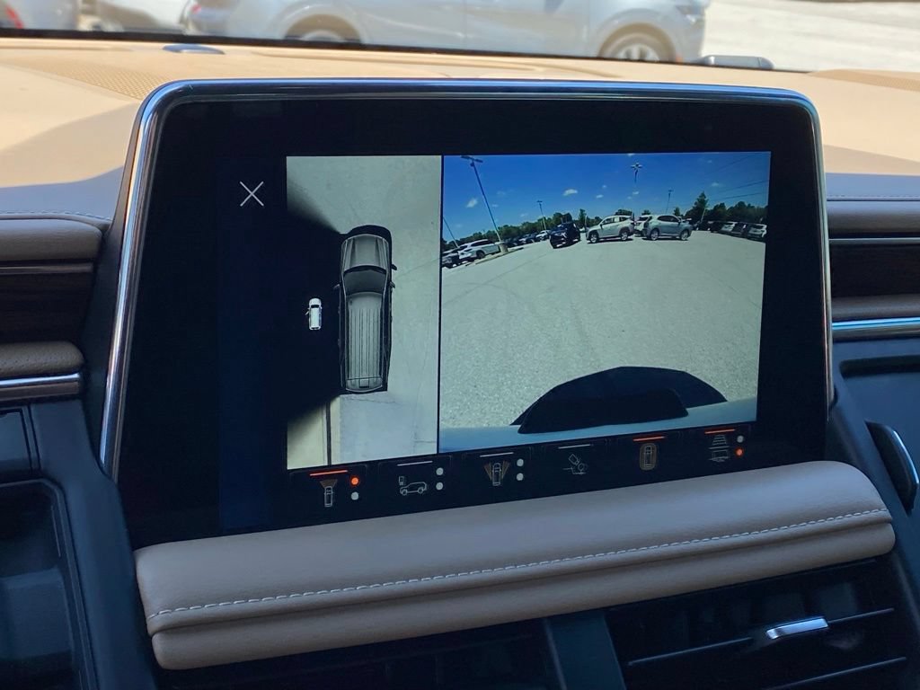 Used 2024 Chevrolet Suburban Premier w/ Advanced Technology Package AWD/4WD image 17