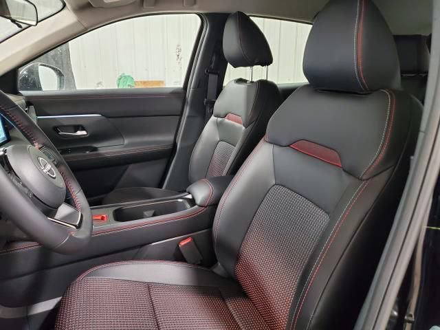 Used 2025 Nissan Kicks SR AWD/4WD image 15