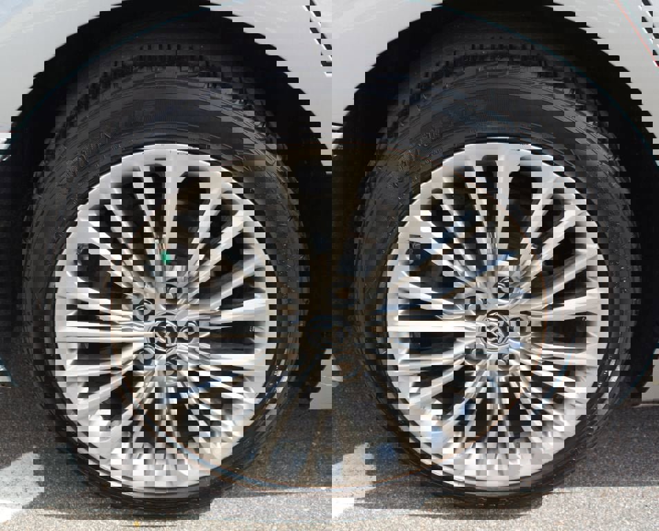 Used 2019 Toyota Avalon Limited image 18