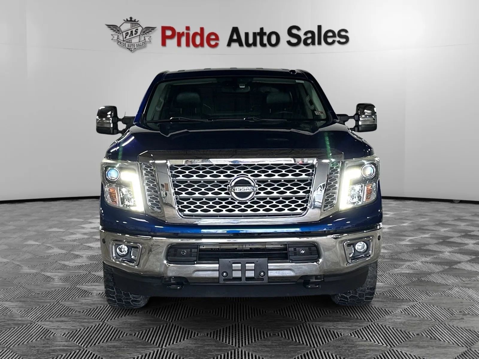 Used 2017 Nissan Titan SL image 2