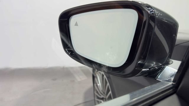 Used 2020 BMW 740i w/ Premium Package RWD image 11