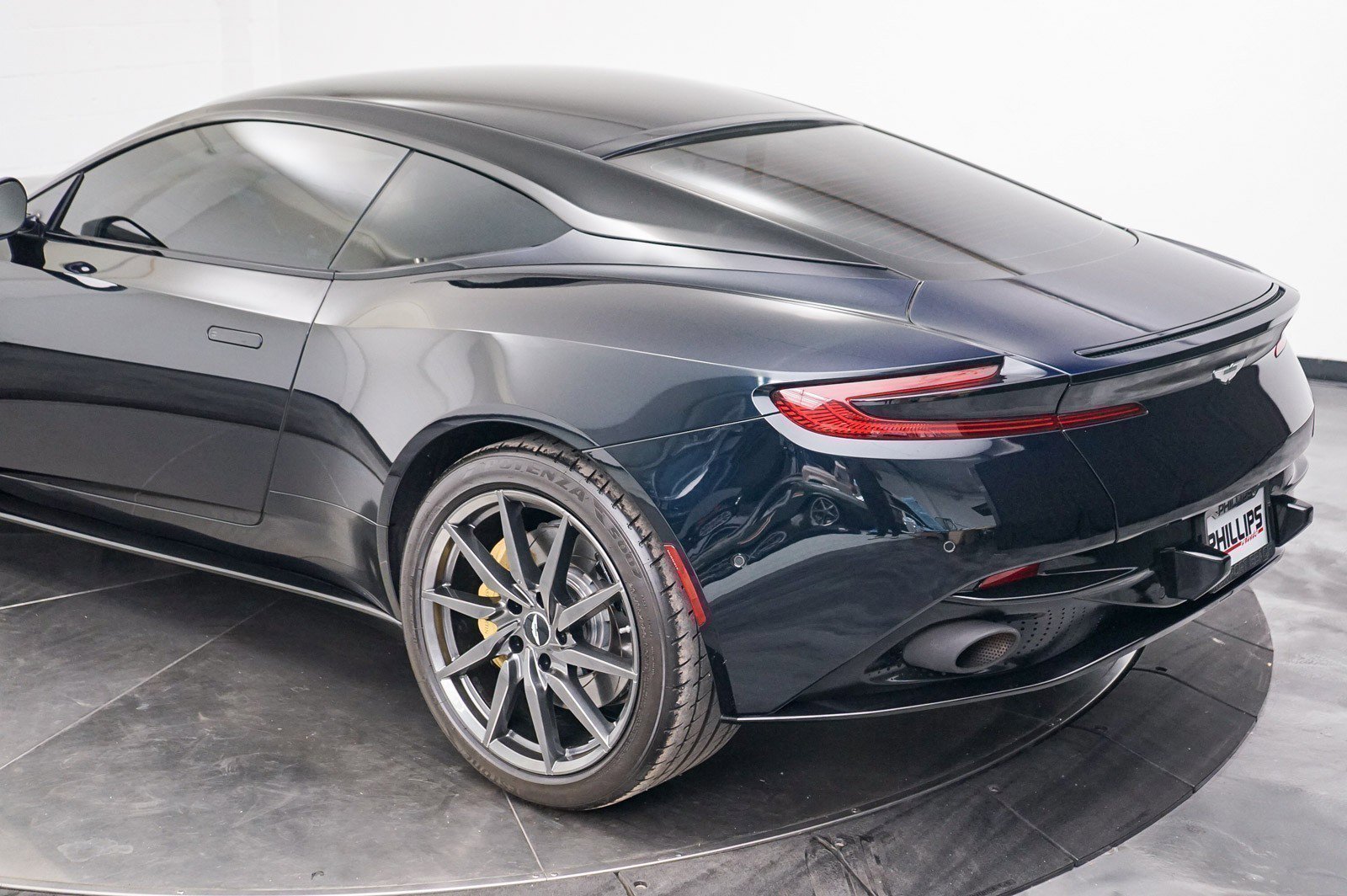 Used 2017 Aston Martin DB11 V12 RWD image 9