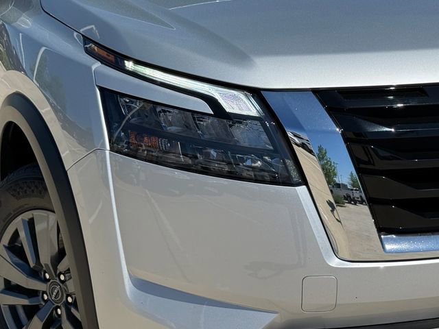 Used 2025 Nissan Pathfinder SV image 3