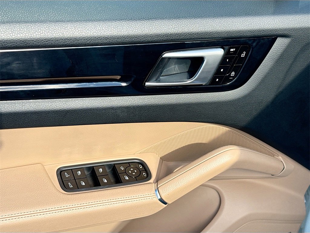 Used 2020 Porsche Cayenne image 19